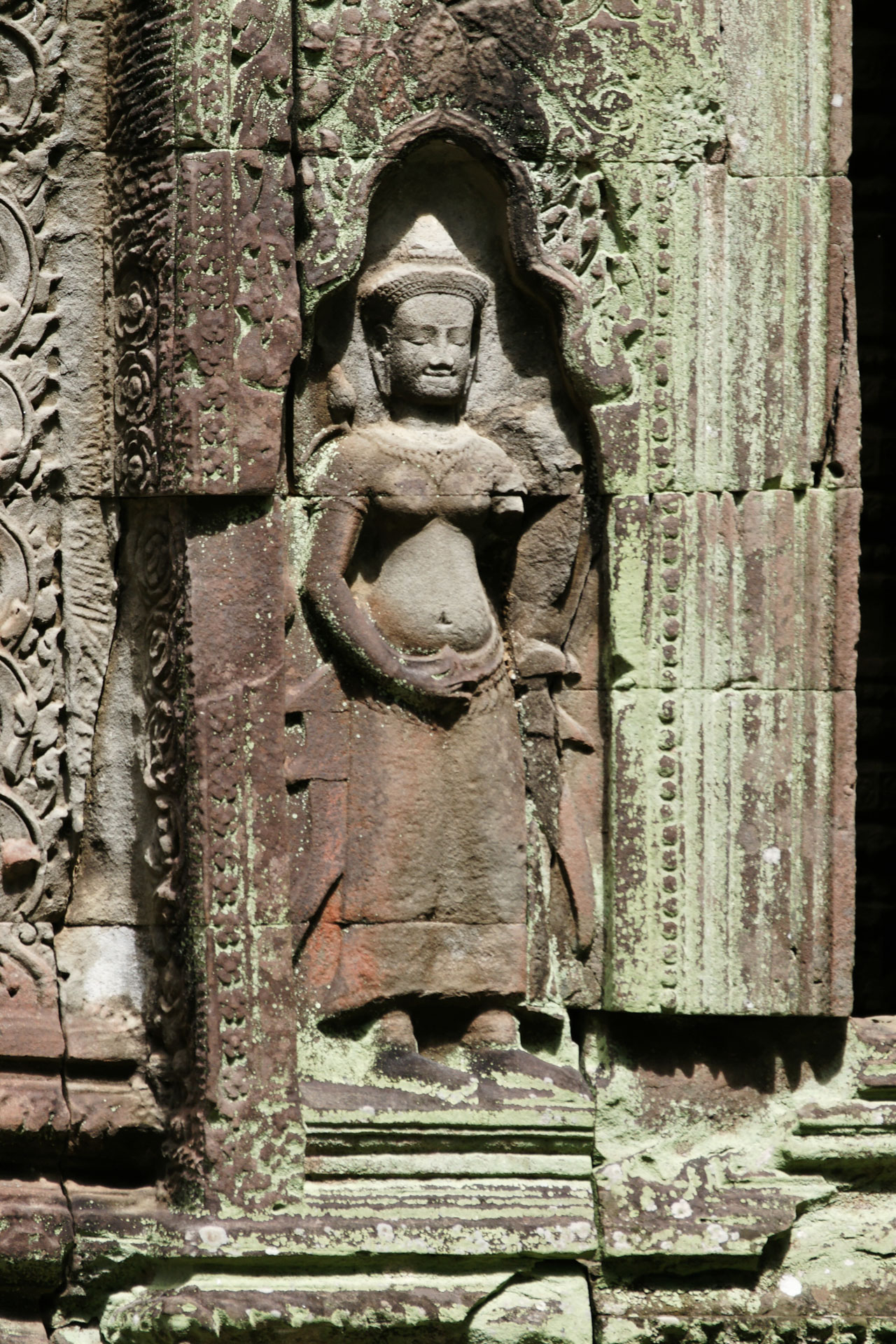 Ta Prohm ("königliches Kloster") ist ein zwischen dem späten 12. und frühen 13. Jahrhundert erbauter Tempel. Der Ta Prohm wurde während der Herrschaft des letzten großen Königs des Khmer-Reiches  erbaut, einem Anhänger des Mahayana-Buddhismus.